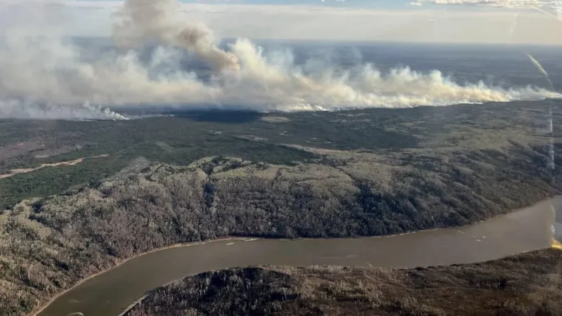 إجلاء الآلاف عن منازلهم في كندا بعد انتشار حرائق الغابات في غرب البلاد