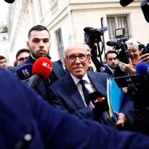 «الجمهوريون» الفرنسيون يطردون رئيس حزبهم إيريك سيوتي