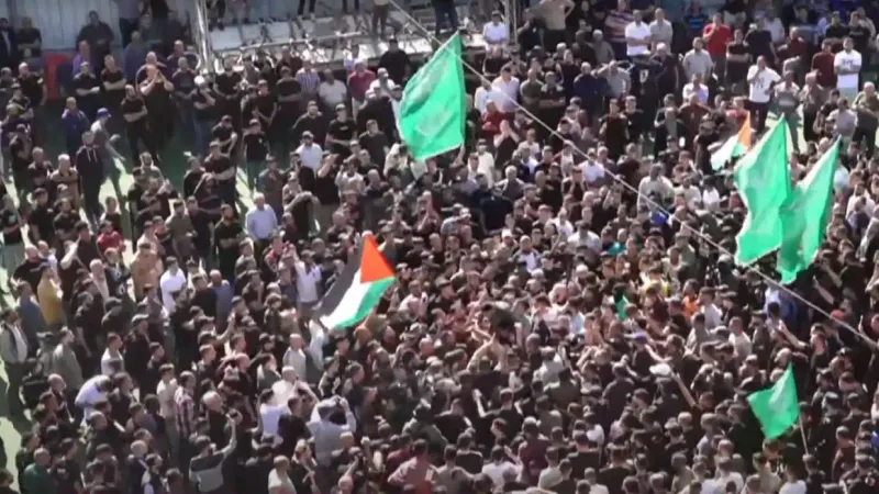 آلاف الفلسطينيين يشيعون قتلى ارتقوا في اقتحام الجيش الإسرائيلي لمخيم نور شمس شرق طولكرم (فيديو)
