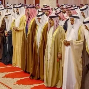 الملك يؤدي صلاة الجنازة على جثمان الشيخ عبد الله بن سلمان بن خالد آل خليفة