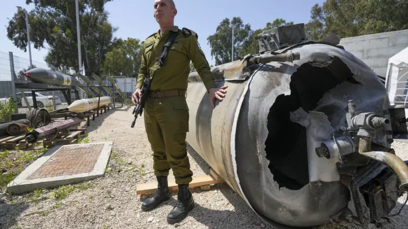 شاهد: إسرائيل تعرض مخلفات الصواريخ الإيرانية التي تم إسقاطها فجر الأحد