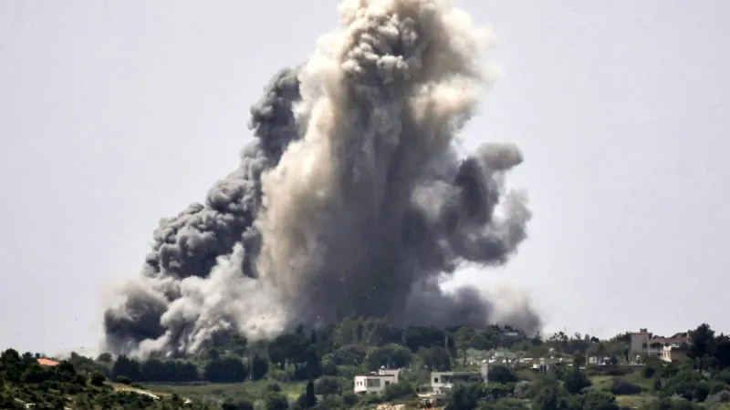 قصف إسرائيلي يستهدف عناصر دفاع مدني لبناني أثناء إخمادهم حريقاً