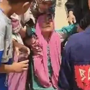انهيار والدة إحدى فتيات حادث ميكروباص معدية أبو غالب.. فيديو