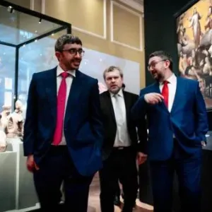 عبدالله بن زايد يزور المتحف الوطني التشيكي في براغ