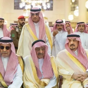بالصور والفيديو: أمير الرياض يؤدي صلاة الميت على الأمير" ‎بدر بن عبدالمحسن "في جامع الإمام تركي