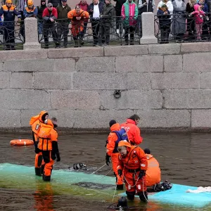 شاهد: فاجعة في سان بطرسبرغ.. حافلة تسقط من جسر إلى نهر وتخلف 3 قتلى