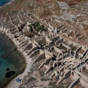 صور..  آثار جزيرة يونانية مهددة بارتفاع منسوب البحر
