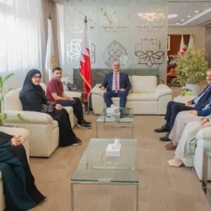 رئيس جامعة البحرين يلتقي الطلبة المقبولين ببرنامج المنظمة الأوروبية للأبحاث في سويسرا
