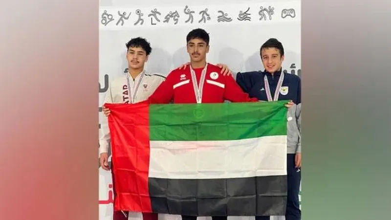 سباح الحمرية سعيد برفع علم الإمارات في «خليجية الشباب»