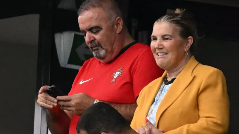والدة رونالدو تثير تفاعلاً بهذا التصرف خلال حضورها مباراة البرتغال وسلوفينيا