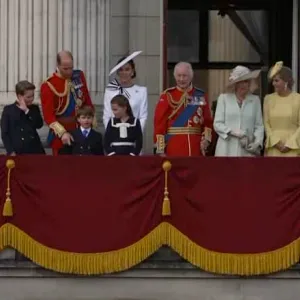 في أول ظهور علني لها.. كيت ميدلتون تقف مع العائلة المالكة على شرفة قصر باكنغهام
