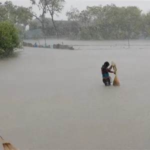 الإعصار "رمال" يضرب الهند وبنغلادش.. دمار وانقطاع للكهرباء