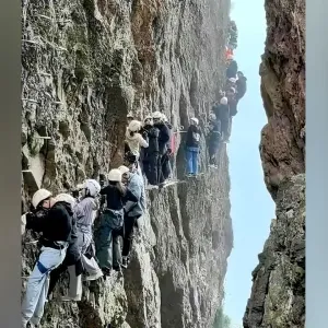 مشهد مرعب متداول في الصين.. متسلقون علقوا لأكثر من ساعة على حافة هاوية