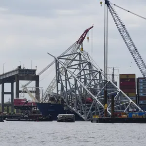 فيديو. 
            
    			السفن التجارية تبدأ بالعبور عبر قناة مؤقتة بعد انهيار جسر بالتيمور في أمريكا