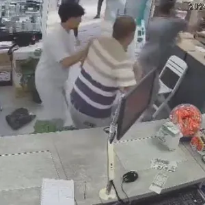 فيديو يفجر غضب الجزائريين.. امرأة وأبناؤها يعتدون بالخناجر على صيدلية