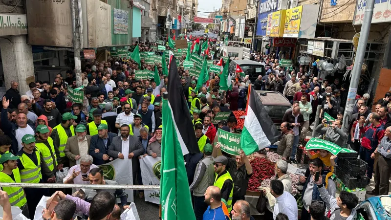 آلاف الأردنيين يهتفون "أوقفوا القتل والتجويع في غزة" (محدث)