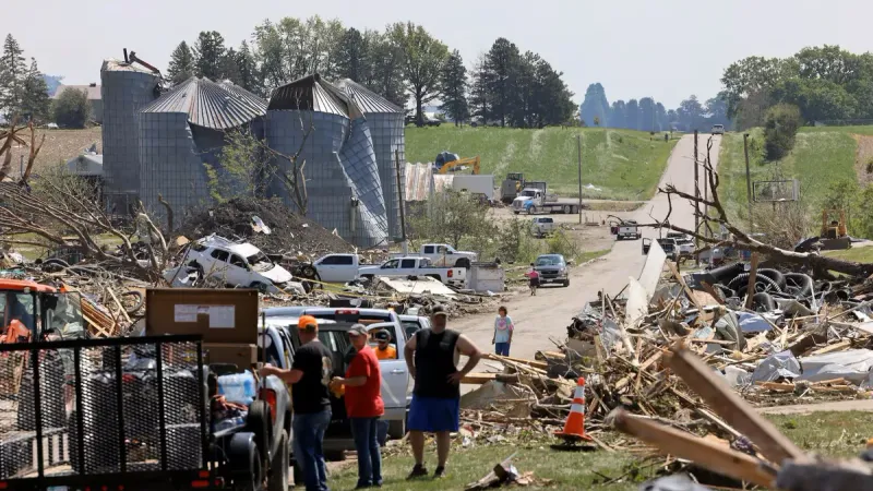 صور مفزعة: باتت حطامًا منثورًا.. إعصار مميت يدك بلدة صغيرة في ولاية أمريكية