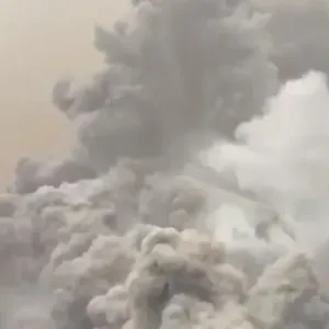 ما يزال يشكل خطرا.. ثوران بركان روانغ مجددا