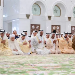 رئيس الدولة يؤدي صلاة العيد في جامع الشيخ زايد في أبوظبي