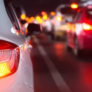 ماذا يحصل لو قدت سيارتك من دون أضواء الفرامل؟