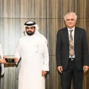 نائب رئيس الهيئة العامة للرياضة يكرم مدير تقنية المعلومات بـ«غرفة البحرين» لإسهاماتها في الذكاء الاصطناعي