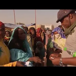شاهد: لاجئون سودانيون يتدافعون للحصول على حصص غذائية في تشاد