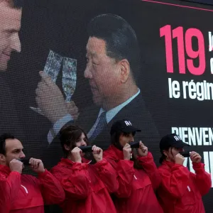 فيديو. 
            
    			مراسلون بلا حدود تحتج على زيارة الرئيس الصيني إلى باريس