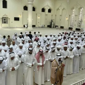 الشيوخ برأس الخيمة يؤدون صلاة الجنازة على جثمان الشيخ ناصر بن محمد القاسمي
