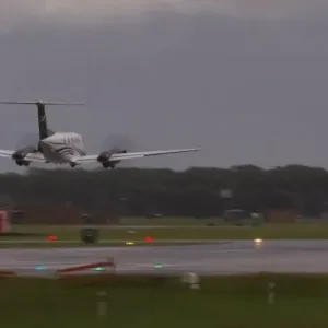 شاهد: طائرة تهبط من دون عجلات في مطار أسترالي بعد أن حلّقت 3 ساعات لتتخلص من الوقود