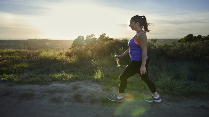 كم دقيقة ينبغي أن تمشي لتعزز قوة دماغك؟
