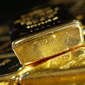 الذهب يتراجع بعد إشارة الفيدرالي لخفض واحد للفائدة هذا العام