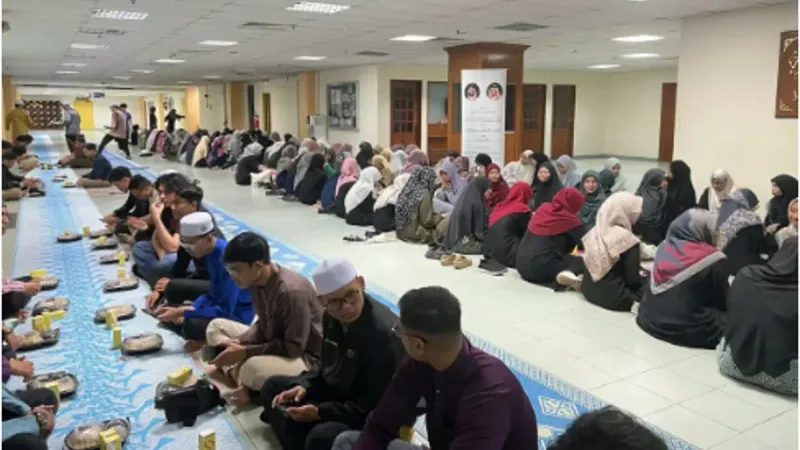 "الشؤون الإسلامية" تقيم مأدبة إفطار للصائمين في جامعة ملايا الماليزية