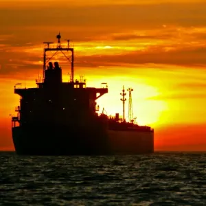 ناقلات النفط الروسي عالقة في البحر منذ أشهر بعد العقوبات