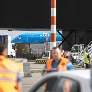 بعدما سحبه محرّك طائرة... مقتل شخص في مطار شيفول بأمستردام