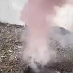 فيديو غامض بعد الفيضانات.. سر خروج "دخان ملون" من حفرة في عُمان