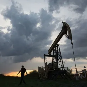 استقرار أسعار النفط يدفع تجار الخام للتوجه لعقود 2025