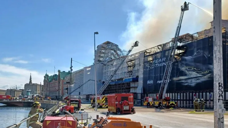 حريق يأتي على برج مبنى بورصة كوبنهاغن التاريخي