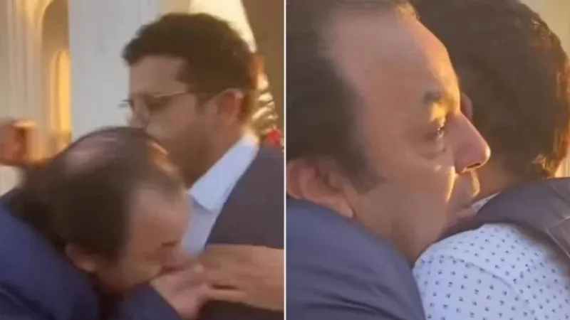 شاهد.. فنان مصري شهير يقبل يد هنيدي أثناء حفل قران ابنته ويثير الجدل