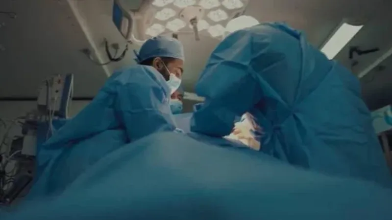بالفيديو | استئصال ورم يزن 5 كلغم من مريض في المستشفى الميداني الإماراتي بغزة