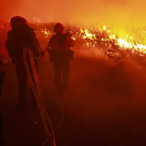 السيطرة على حريق غابات ضخم في لوس أنجلوس