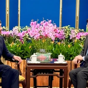 عبدالله بن زايد ورئيس وزراء سنغافورة يبحثان تعزيز التعاون