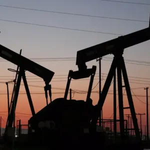 وسط مخاطر جيوسياسية.. أسعار النفط تشهد استقراراً مع توقعات بسحب المخزونات