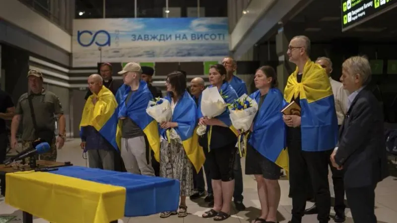 مدنيون يعودون لأوكرانيا بعدما أفرجت عنهم موسكو