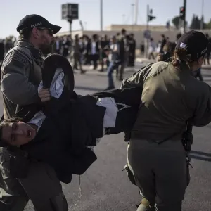 شاهد: "أموت أو أقتل أفضل لي من التجنيد بجيش التدمير" يهودي متدين خلال احتجاج على بحث المحكمة تجنيدهم