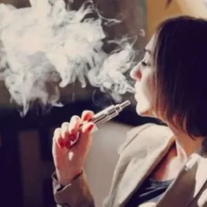 فتاة بريطانية تدخن السجائر الإلكترونية يوميا لمدة شهر.. ماذا حدث لرئتيها؟