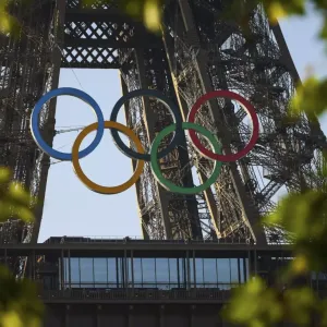 فيديو. باريس تثّبت الحلقات الأولمبية على برج إيفل وتبدأ العد التنازلي لبدء الألعاب الصيفية بعد 50 يومًا