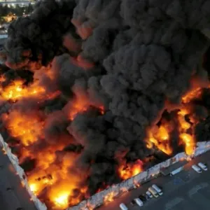حريق يلتهم مركزاً للتسوق يضم 1400 وحدة تجارية في وارسو