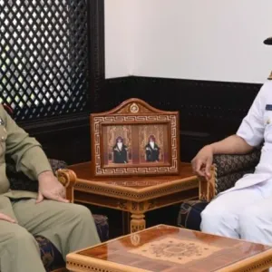 قائد البحرية السلطانية يستقبل مدير عام التعاون العسكري بباكستان