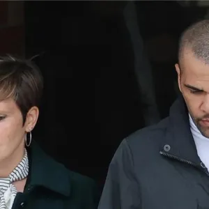 فيديو | داني ألفيس يغادر السجن بعد دفع الكفالة المالية