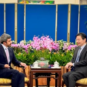 عبدالله بن زايد يبحث مع رئيس وزراء سنغافورة العلاقات الثنائية